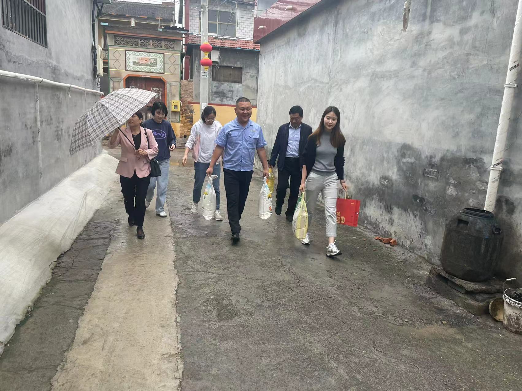 慶雙節(jié)不忘困難職工、送糧油傳遞支部關(guān)愛